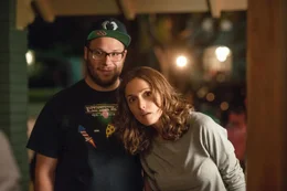Ihr Familienleben wird durch eine feierw&uuml;tige Studentenverbindung auf eine harte Probe gestellt: Mac (Seth Rogen, l.) und Kelly Radner (Rose Byrne, r.) ...