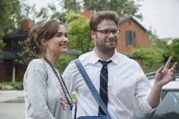 Als eine Studentenverbindung ins Nachbarhaus zieht, wollen Kelly (Rose Byrne, l.) und Mac Radner (Seth Rogen, r.) nicht die Spie&szlig;er raush&auml;ngen lassen und gehen auf einen Deal ein. Doch als die Partys immer wilder werden, treffen die jungen Eltern eine folgenschwere Entscheidung ...