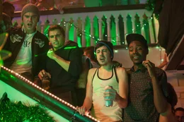W&auml;hrend Pete (Dave Franco, 2.v.l.) sich neben dem Feiern auch wirklich f&uuml;r seine Uni-Leistungen interessiert, haben Teddy (Zac Efron, l.), Scoonie (Christopher Mintz-Plasse, 2.v.r.) und Garf (Jerrod Carmichael, r.) wirklich nur wilde Partys im Kopf ...