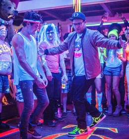 Der junge Vater Mac (Seth Rogen, Mitte r.) liefert sich ein Dance-Battle mit dem feierw&uuml;tigen Studenten Teddy (Zac Efron, Mitte l.), auch wenn er die Verbindung am liebsten hochkant aus seiner Nachbarschaft werfen w&uuml;rde ...
