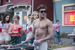 Verbindungspr&auml;sident Teddy (Zac Efron, r.) lebt f&uuml;r seine Verbindung und die damit verbundenen Partys, doch als er mit seinen Br&uuml;dern in eine ruhige Nachbarschaft zieht, bekommt er unerwartet starken Gegenwind ...