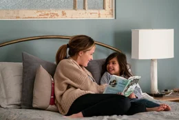 Ellie (Rose Byrne, l.); Lita (Julianna Gamiz, r.)