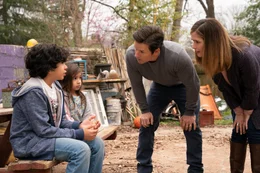 (v.l.n.r.) Juan (Gustavo Quiroz); Lita (Julianna Gamiz); Pete (Mark Wahlberg); Ellie (Rose Byrne)
