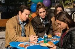(v.l.n.r.) Pete (Mark Wahlberg); Ellie (Rose Byrne); Lizzy (Isabela Moner)