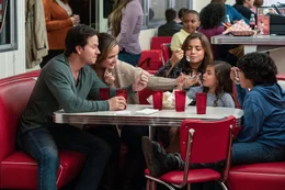 (v.l.n.r.) Pete (Mark Wahlberg); Ellie (Rose Byrne); Lizzy (Isabela Moner); Lita (Julianna Gamiz); Juan (Gustavo Quiroz)