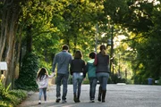 (v.l.n.r.) Lita (Julianna Gamiz); Pete (Mark Wahlberg); Lizzy (Isabela Moner); Juan (Gustavo Quiroz); Ellie (Rose Byrne)
