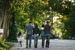(v.l.n.r.) Lita (Julianna Gamiz); Pete (Mark Wahlberg); Lizzy (Isabela Moner); Juan (Gustavo Quiroz); Ellie (Rose Byrne)