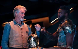 Kent Nelson / Doctor Fate (Pierce Brosnan, l.); Carter Hall / Hawkman (Aldis Hodge, r.)
