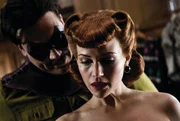 Zun&auml;chst hat The Comedian (Jeffrey Dean Morgan, l.) nichts Gutes mit Silk Spectre (Carla Gugino, r.) im Sinn. Doch dann verlieben sich die beiden - mit Folgen ...