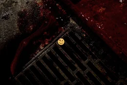 Der Superheld The Comedian wurde aus dem Fenster seiner Wohnung geworfen. Zur&uuml;ck bleibt nur der blutbefleckte Smiley-Button des Comedian ...