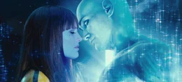 Seit geraumer Zeit ist Silk Spectre II (Malin Akerman) nicht mehr sehr gl&uuml;cklich in ihrer Beziehung zu Dr. Manhattan (Billy Crudup), denn er verbringt jede freie Minute mit der Entwicklung seines Kernfusionsreaktor. Da wird Superheld " The Comedian" ermordet ...