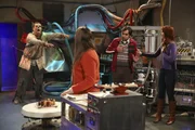 Leonard, Amy (Mayim Bialik, 2.v.l.), Raj (Kunal Nayyar, 2.v.r.) und Emily (Laura Spencer, r.) gehen in einen "Escape Room". Doch kann ihnen ein Zombie (Max Adler, l.) das Entkommen erschweren?