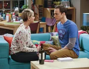 Penny (Kaley Cuoco, l.) und Sheldon (Jim Parsons, r.) nehmen an einen Experiment teil, bei dem sie sich pers&ouml;nliche Fragen stellen und sich minutenlang in die Augen schauen, um herauszufinden, ob so Intimit&auml;t entsteht ...