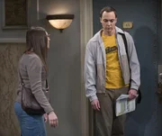 Ein Magazin hat einen Artikel &uuml;ber die Arbeit von Leonard und Sheldon ver&ouml;ffentlicht, ohne Leonards Namen zu erw&auml;hnen. K&ouml;nnen Sheldon (Jim Parsons, r.) und Amy (Mayim Bialik, l.) ihn etwas aufheitern?