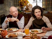 Dr. John Sturgis (Wallace Shawn, l.); Georgie Cooper (Montana Jordan, r.) Dr. John Sturgis (Wallace Shawn, l.); Georgie Cooper (Montana Jordan, r.)