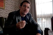 Als die Geheimorganisation "The Feather Men" erf&auml;hrt, dass der Auftragskiller Danny Bryce Jagd auf ehemalige SAS Soldaten macht, entsenden sie ihren besten Mann, Spike Logan (Clive Owen), um ihn aufzuhalten. Doch dann kommt alles pl&ouml;tzlich ganz anders ...