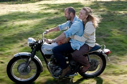 Hat die Liebe zwischen Danny Bryce (Jason Statham, l.) und Anne Fraiser (Yvonne Strahoyski, r.) in einer Welt aus Rache, Hass, Tod und Zerst&ouml;rung einen Platz?