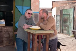 Jahrelang wurde der Auftragskiller Danny Bryce (Jason Statham, r.) von seinem Mentor Hunter (Robert De Niro, l.) ausgebildet, doch dann sorgt ein Auftrag daf&uuml;r, dass sich Danny aus dem Gesch&auml;ft zur&uuml;ckzieht. Bis Hunter von einem rachs&uuml;chtigen Scheich entf&uuml;hrt wird ...