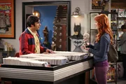 Während seine Freundin Emily (Laura Spencer, r.) auf gruselige Gimmicks steht, möchte Raj (Kunal Nayyar, l.) eigentlich langweilig bleiben - vor allem im Bett ... Während seine Freundin Emily (Laura Spencer, r.) auf gruselige Gimmicks steht, möchte Raj (Kunal Nayyar, l.) eigentlich langweilig bleiben - vor allem im Bett ...