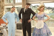 Nachdem Walden (Ashton Kutcher, M.) ein paar Margaritas zu viel in der Sonne getrunken hat, träumt er von einem Leben mit Kate (Brooke D'Orsay, r.) und Alan (Jon Cryer, l.) in einem 50er-Jahre-Idyll - Traum oder Albtraum? Nachdem Walden (Ashton Kutcher, M.) ein paar Margaritas zu viel in der Sonne getrunken hat, träumt er von einem Leben mit Kate (Brooke D'Orsay, r.) und Alan (Jon Cryer, l.) in einem 50er-Jahre-Idyll - Traum oder Albtraum?