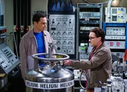 Damit sie ihre Superfluid-Helium-Idee vorantreiben können, scheuen sich Sheldon (Jim Parsons, l.) und Leonard (Johnny Gelecki, r.) auch nicht vor nicht ganz so legalen Deals ... Damit sie ihre Superfluid-Helium-Idee vorantreiben können, scheuen sich Sheldon (Jim Parsons, l.) und Leonard (Johnny Gelecki, r.) auch nicht vor nicht ganz so legalen Deals ...
