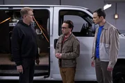 Sheldon (Jim Parsons, r.) und Leonard (Johnny Galecki, M.) müssen irgendwie an Helium rankommen, um ihre Superfluid-Helium-Theorie zu beweisen, bevor es ein Team von schwedischen Wissenschaftlern tut. In ihrer Not wenden sich die Freunde an den Schwarzmarkt-Händler Kenny (Michael Rappaport, l.) ... Sheldon (Jim Parsons, r.) und Leonard (Johnny Galecki, M.) müssen irgendwie an Helium rankommen, um ihre Superfluid-Helium-Theorie zu beweisen, bevor es ein Team von schwedischen Wissenschaftlern tut. In ihrer Not wenden sich die Freunde an den Schwarzmarkt-Händler Kenny (Michael Rappaport, l.) ...