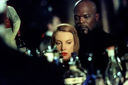 In letzter Sekunde gelingt es Shaft (Samuel L. Jackson, r.), seine einzige Zeugin, Diane Palmieri (Toni Collette, l.), ausfindig zu machen ...