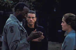Bei den Gespr&auml;chen mit anderen Obdachlosen wird Natasha (Yancy Butler, r.) und Chance (Jean-Claude Van Damme, M.) klar, dass da jemand eine Menschenjagd auf Obdachlose veranstaltet. Gemeinsam nehmen sie die F&auml;hrte auf, um die Killer das F&uuml;rchten zu lehren ...