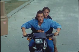 Als Natasha Binder (Yancy Butler, hinten) in New Orleans ihren vermissten Vater sucht, trifft sie auf den arbeitslosen Matrosen Chance Boudreaux (Jean-Claude Van Damme, vorne), der ihr seine Hilfe anbietet. Gemeinsam finden sie Hinweise auf ein brutales Spiel, bei dem Jagd auf Menschen gemacht wird ...