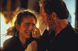 Als Natasha (Yancy Butler, l.) von dem eiskalten Killer Emil Fouchon (Lance Henriksen, r.) erf&auml;hrt, dass ihr Vater Opfer der Menschenjagd geworden ist, bricht f&uuml;r sie eine Welt zusammen. Doch dann sinnt sie auf Rache ...