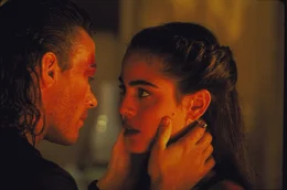 Auf der Suche nach einem spurlos verschwundenen Obdachlosen geraten Natasha (Yancy Butler, r.) und Chance (Jean-Claude Van Damme, l.) in die Schusslinie hemmungsloser Menschenj&auml;ger ...