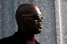 Als der M&ouml;rder Wade erneut auf Kaution freikommt, k&uuml;ndigt Shaft (Samuel L. Jackson, r.) den Polizeidienst, um die wichtige Zeugin Diane Palmieri ausfindig zu machen und vor Wades Schergen zu retten ...