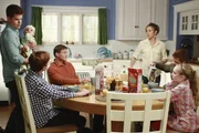 (v.l.n.r.) Preston Scavo (Max Carver); Parker Scavo (Joshua Logan Moore); Tom Scavo (Doug Savant); Lynette Scavo (Felicity Huffman); Porter Scavo (Charlie Carver); Penny Scavo (Darcy Rose Byrnes) (v.l.n.r.) Preston Scavo (Max Carver); Parker Scavo (Joshua Logan Moore); Tom Scavo (Doug Savant); Lynette Scavo (Felicity Huffman); Porter Scavo (Charlie Carver); Penny Scavo (Darcy Rose Byrnes)