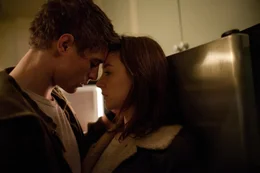 In nicht allzu ferner Zukunft: Au&szlig;erirdische haben sich der K&ouml;rper der Menschen bem&auml;chtigt und deren Bewusstsein unterdr&uuml;ckt. Jared (Max Irons, l.) und Melanie (Saoirse Ronan, r.) geh&ouml;ren zu den letzten &Uuml;berlebenden. Als sie sich ineinander verlieben, ger&auml;t die junge Frau in die F&auml;nge der Aliens ...