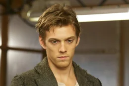 Ian (Jake Abel) liebt Wanda, aber in ihrem K&ouml;rper und Geist ist auch Melanie, die Jared &uuml;ber alles liebt. Kann der junge Mann trotzdem zu seiner gro&szlig;en Liebe vordringen?
