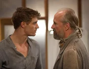 Als Jared (Max Irons, l.) und Onkel Jeb (William Hurt, r.) bemerken, dass Wanderer sich &auml;u&szlig;erst untypisch f&uuml;r beseeltes Wesen, beschlie&szlig;en sie, sie leben zu lassen. Und schon bald kommt ihnen der Verdacht, dass Melanie daran nicht unschuldig ist ...