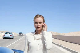 Ahnt nicht, dass die Menschen eine Helferin haben, die sie und ihre Artgenossen dorthin zur&uuml;ckschicken k&ouml;nnen, wo sie herkamen: Die Sucherin (Diane Kruger) ...