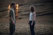 Nach und nach kommen sich Ian (Jake Abel, l.) und Wanderer (Saoirse Ronan, r.) n&auml;her und verlieben sich ineinander. Da beschlie&szlig;t die Seele, ihren Wirt freiwillig zu verlassen ...