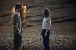 Nach und nach kommen sich Ian (Jake Abel, l.) und Wanderer (Saoirse Ronan, r.) n&auml;her und verlieben sich ineinander. Da beschlie&szlig;t die Seele, ihren Wirt freiwillig zu verlassen ...