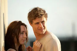 Eine Liebe, die schier unschlagbar ist: Melanie (Saoirse Ronan, l.) und Jared (Max Irons, r.) ...