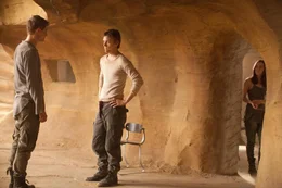 W&auml;hrend (v.l.n.r.) Jared (Max Irons) seine Melanie wiederhaben m&ouml;chte, hat sich Ian (Jake Abel) in Wanderer (Saoirse Ronan) verliebt. Da macht das au&szlig;erirdische Wesen einen selbstlosen Vorschlag ...