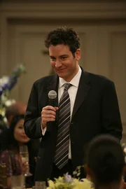 Spricht f&uuml;r seine Freunde einen Toast aus: Ted (Josh Radnor) ...