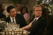 W&auml;hrend Lily bereits v&ouml;llig betrunken ist, weil sie nur in Champagner eingelegte Erdbeeren zu essen bekommen hat, erf&auml;hrt Barney (Neil Patrick Harris, r.), dass Ted (Josh Radnor, l.) und Robin den Freunden am n&auml;chsten Tag eine Neuigkeit mitteilen wollen. Da die Neugierde allerdings &uuml;berwiegt, dr&auml;ngt er darauf, das Geheimnis sofort zu erfahren ...