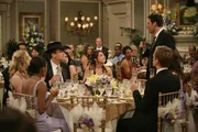 Die Hochzeitsparty ist im vollen Gange und alle am&uuml;sieren sich pr&auml;chtig: Ted (Josh Radnor, 3.v.r.), Marshall (Jason Segel, 3.v.l.), Barney (Neil Patrick Harris, 2.v.r.), Lily (Alyson Hannigan, M.) und Robin (Cobie Smulders, r.) ...