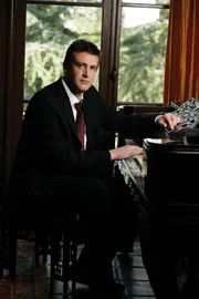 (2. Staffel) - Marshall (Jason Segel) ist angehender Jurist, der am liebsten f&uuml;r Amnesty International oder eine Umweltorganisation arbeiten w&uuml;rde. Zusammen mit seinem besten Freund Ted wohnt er in einer New Yorker WG ...
