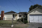 Dieses heruntergekommene Haus in eine Wohlfühloase verwandeln - keine leichte Aufgabe für Christina und Tarek El Moussa. Dieses heruntergekommene Haus in eine Wohlfühloase verwandeln - keine leichte Aufgabe für Christina und Tarek El Moussa.
