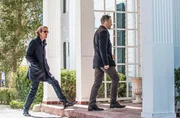 Sherlock (Jonny Lee Miller, r.) und sein Bruder Mycroft (Rhys Ifans, l.) tun alles, um an einen gewissen Norman heranzukommen, der von einer Schweizer Bank eine Liste der reichsten Kunden gestohlen hat. Norman zu finden, ist ihre einzige Chance, Watson zu retten ...