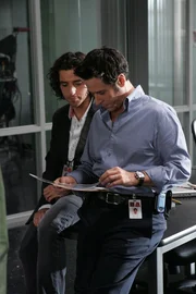 Gemeinsam versuchen sie einen neuen Fall zu l&ouml;sen: Charlie (David Krumholtz, l.) und Don (Rob Morrow, r.) ...