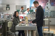 Immer wieder kommt es zu Spannungen zwischen Watson (Lucy Liu, l.) und Holmes (Jonny Lee Miller, r.). Schuld daran ist Mycroft, f&uuml;r den Watson immer noch Gef&uuml;hle hegt. Und obwohl sie nun nicht mehr mit ihm zusammenkommen wird, will sie dennoch bei Sherlock ausziehen - was dieser gar nicht gut aufnimmt ...