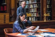 Mycroft (Rhys Ifans, hinten) wird von seinem Bruder in einer Bibliothek versteckt, weil irgendjemand beim MI Six ihn ausschalten will. Sherlock und Watson (Lucy Liu, vorne) versuchen herauszufinden, wo die undichte Stelle beim britischen Geheimdienst ist ... Mycroft (Rhys Ifans, hinten) wird von seinem Bruder in einer Bibliothek versteckt, weil irgendjemand beim MI Six ihn ausschalten will. Sherlock und Watson (Lucy Liu, vorne) versuchen herauszufinden, wo die undichte Stelle beim britischen Geheimdienst ist ...